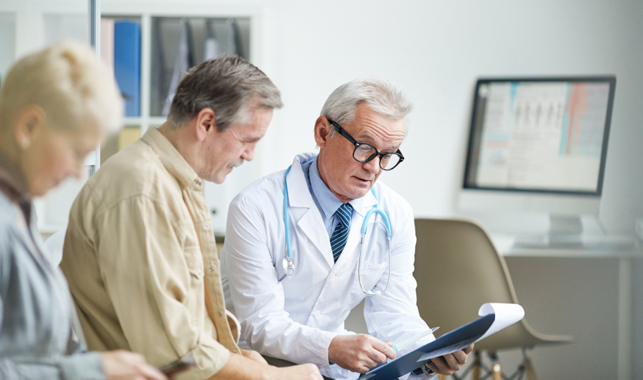 starji liječnik starijem pacijentu očitava nalaze
