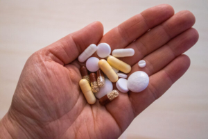 ruka puna različitih tableta