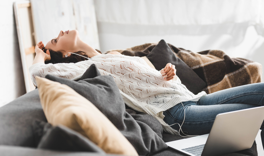 mlada, umorna žena leži na kauču, ima poteškoe s koncentracijom i simptome kronične upale