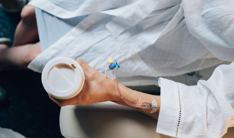 žena sjedi u fotelji i prima kemoterapiju