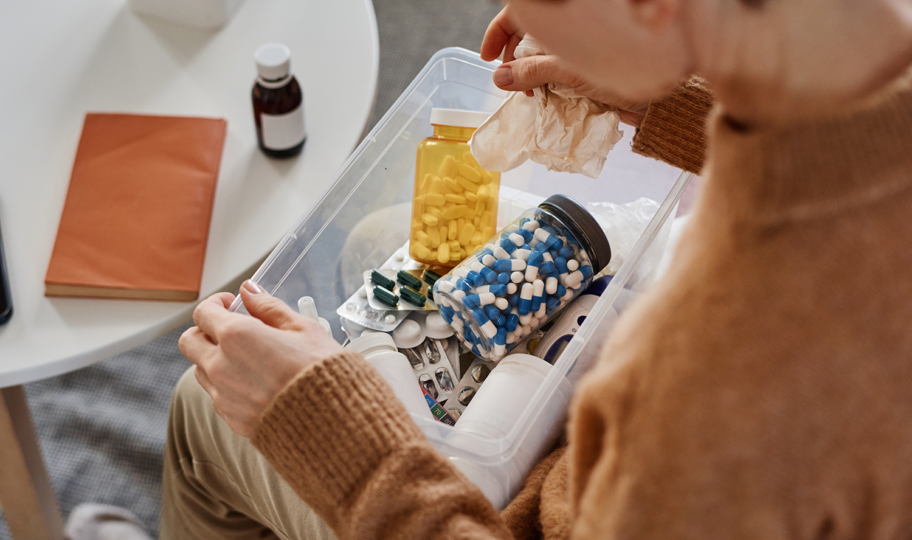 žena pregledalva lijekove u kutiji
