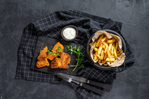 pohano i pomfrit, ilustracija obroka koji sadrži mnogo trans masti 