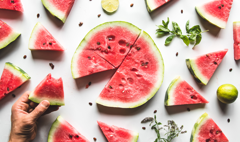 kriške lubenice s limetom i listićima mente na stolu