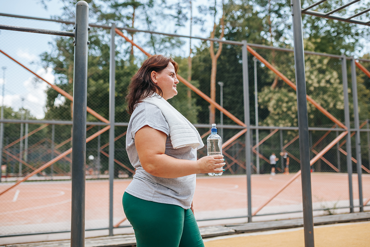 pretila žena na trim stazi vježba u želji da smršavi