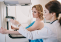 žena na mamografiji, radiologinja namješta uređaj