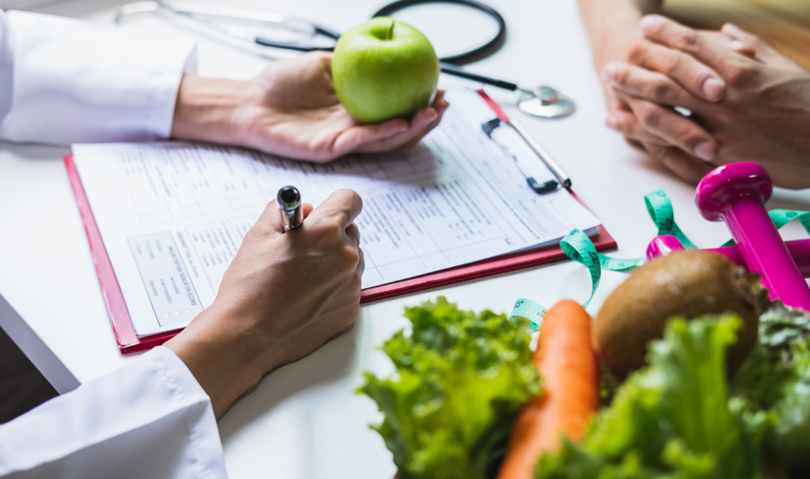 nutricionistica s pacijentom razgovara o metabolizmu i zapisuje podatke o pacijentu