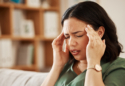 portret mlade žene koju boli glava