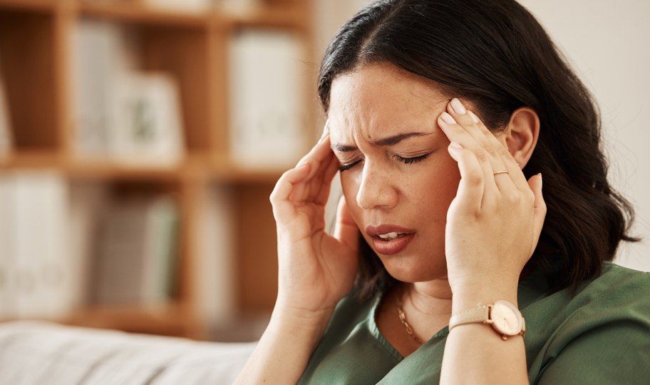 portret mlade žene koju boli glava