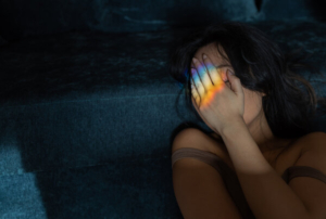 žena s migrenom koju jako smeta svjetlo