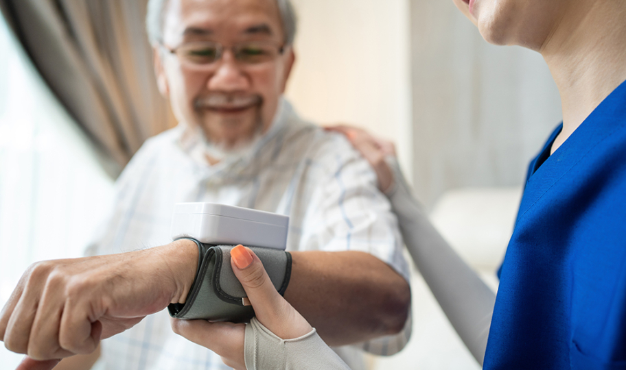 medicinska sestra uči starijeg pacijenta kako izmjeriti tlak kod kuće