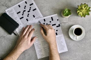 osoba se bori protiv moždane magle rješavanjem križaljke