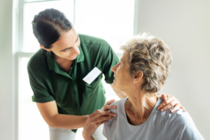 krupni kadar fmlade fizioterapeutkinje i starije pacijentice