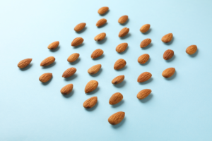 bademi na plavoj podlozi, geometrijski posloženi u kvadrat