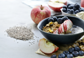 zdrav doručak koji pomaže sniziti šećer u krvi, zdjelica s granolom, chia sjemenkamaborovnicama i jabukama