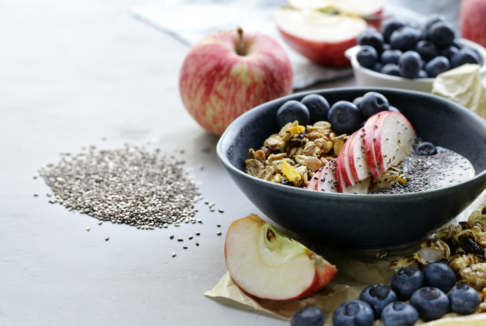 zdrav doručak koji pomaže sniziti šećer u krvi, zdjelica s granolom, chia sjemenkamaborovnicama i jabukama