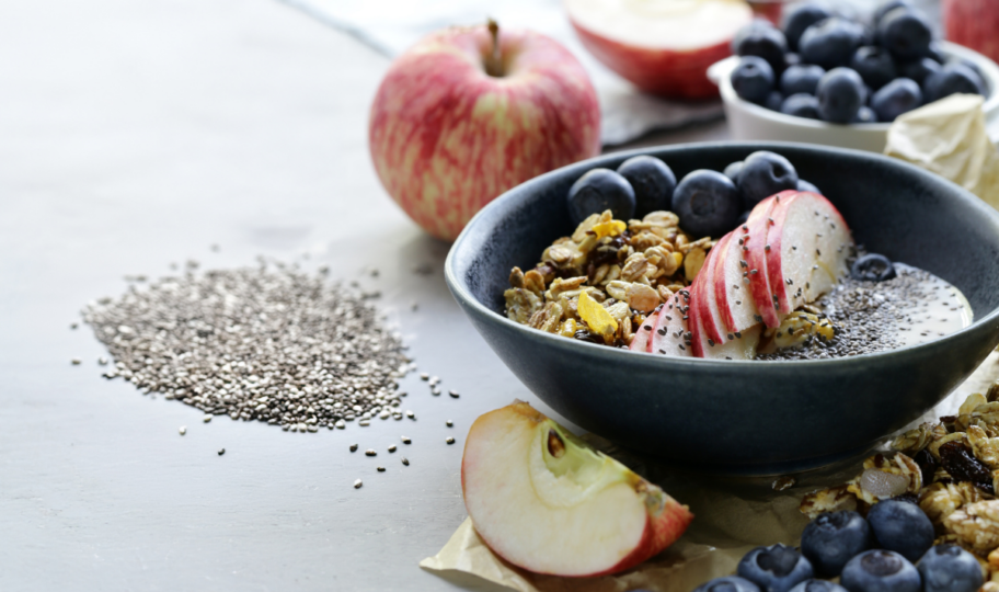 zdrav doručak koji pomaže sniziti šećer u krvi, zdjelica s granolom, chia sjemenkamaborovnicama i jabukama