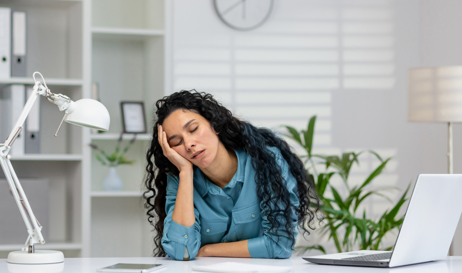 iscrpljena žena zaspala za radnim stolom