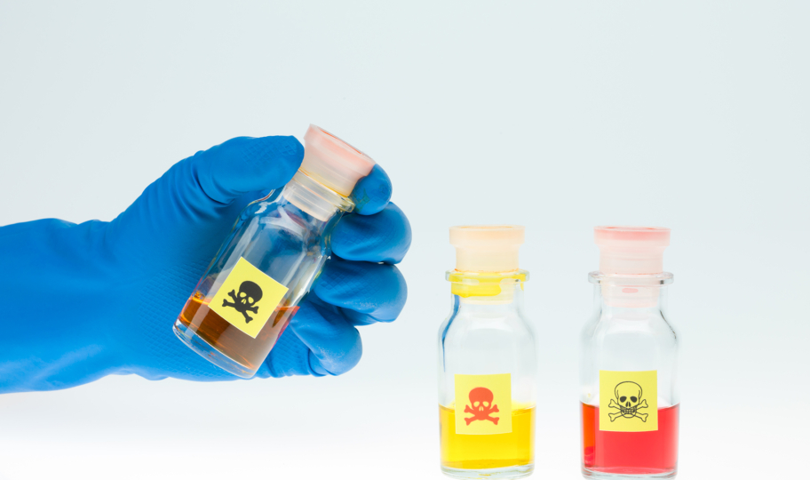 osoba u rukavici drži jednu od tri bočice otrova