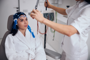 liječnica izvodi eeg na mladoj pacijentici