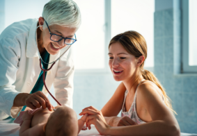 majka s bebom na pregledu kod neuropedijatra