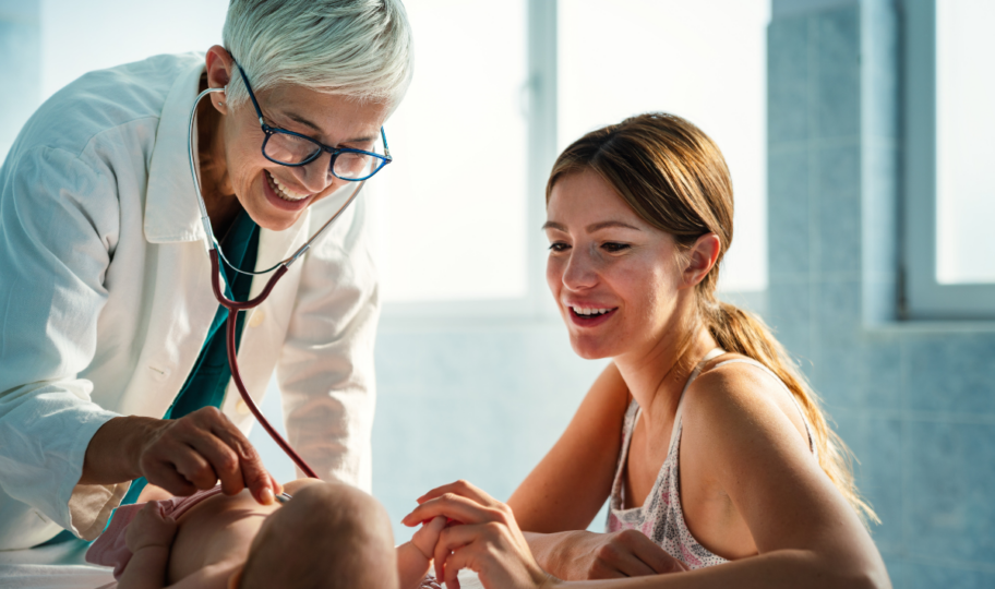 majka s bebom na pregledu kod neuropedijatra