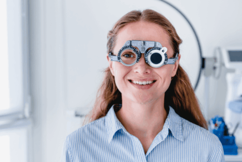 nasmijana mlada žena s naočalama za ispitivanje vida