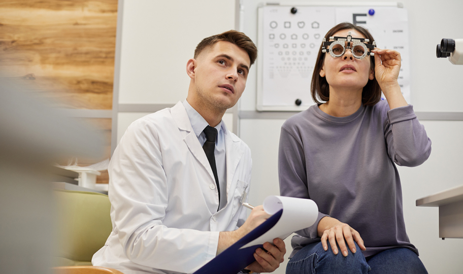 pacijentica na oftalmološkom pregledu s liječnikom
