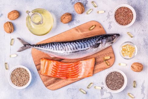 skuša i filet lososa na dasci, okurženi drugim namirnicama koje su dobar izvor omega 3 masnih kiselina