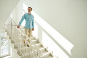 mlad muškarac silazi niz stepenice