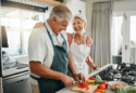 stariji par uživa u zajedničkom kuhanju hrane za prevenciju raka