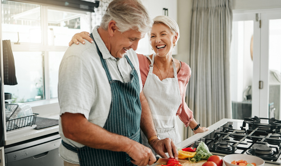 stariji par uživa u zajedničkom kuhanju hrane za prevenciju raka