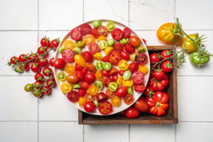 tanjur pun različitih vrsta rajčice koja obiluje likopenom