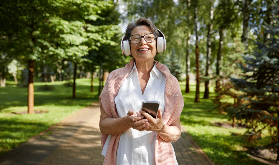 portret zadovoljne starije osobe koja uživa u sunčanom danu u parku