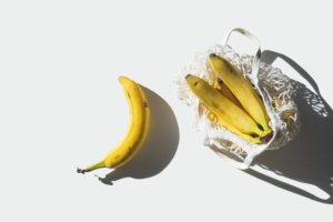 banane na bijeloj podlozi