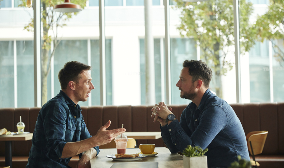 dva muškarca razgovaraju o teškoj temi