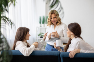 tri žene razgovaraju