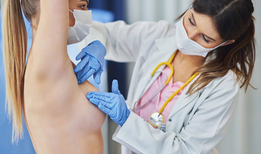 liječnica pregledava dojke pacijentice