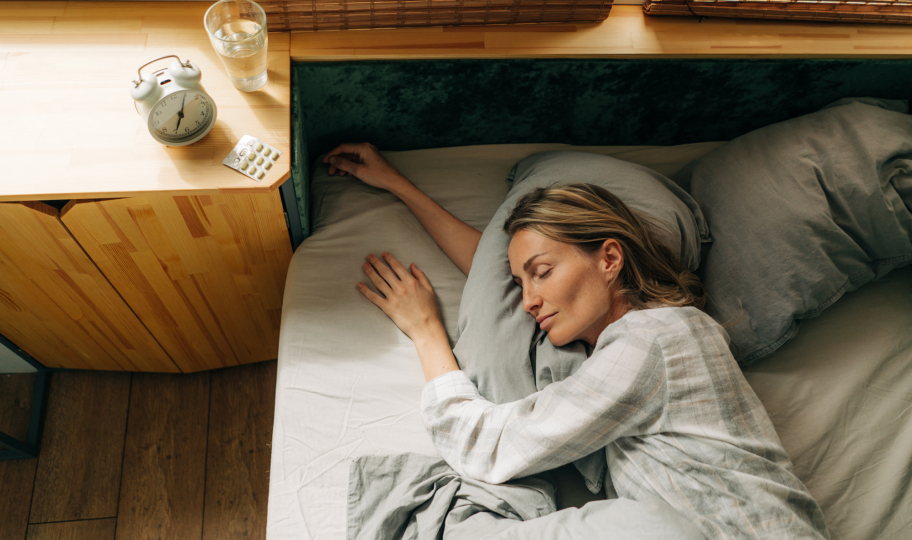 žena spava u krevetu