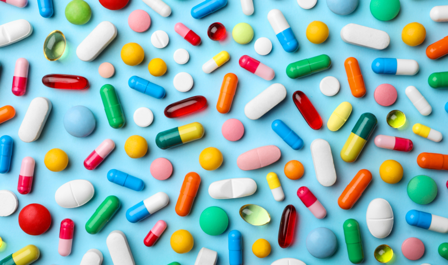 šarene tablete na plavoj podlozi