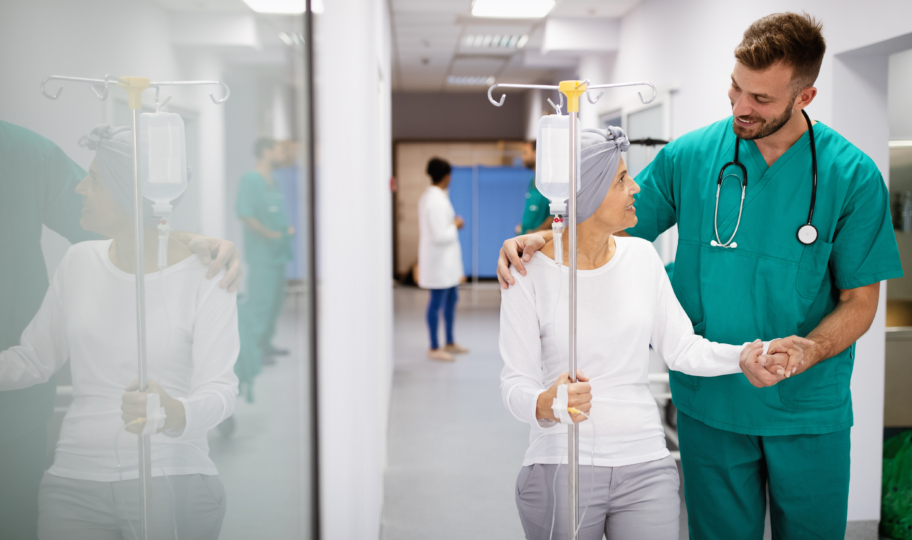 medicinski tehničar vodi onkološku pacijenticu na liječenje