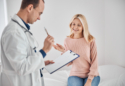nasmijana žena razgovara s liječnikom u ordinaciji