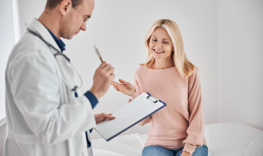nasmijana žena razgovara s liječnikom u ordinaciji