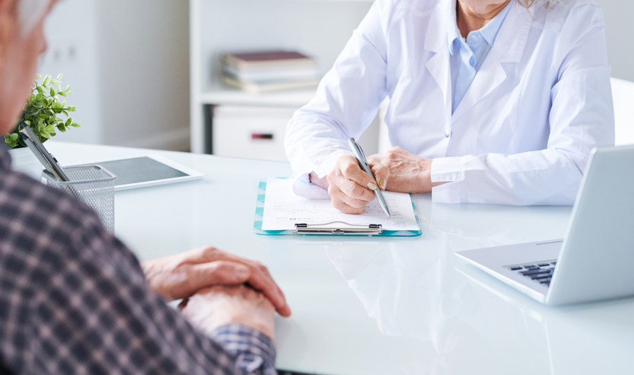 liječnica uzima anamnezu pacijenta u ordinaciji, dok sjede za stolom