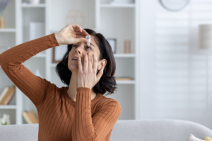 mlada žena kapa oči