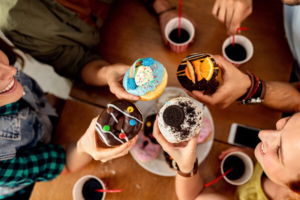 krupni kadar društva koje jede različite slastice