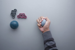 stiskanje teniske loptice za jačanje snage stiska