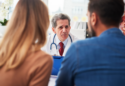 liječnik vodi ozbiljan razgovor o spolnom zdravlju