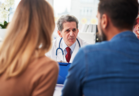 liječnik vodi ozbiljan razgovor o spolnom zdravlju