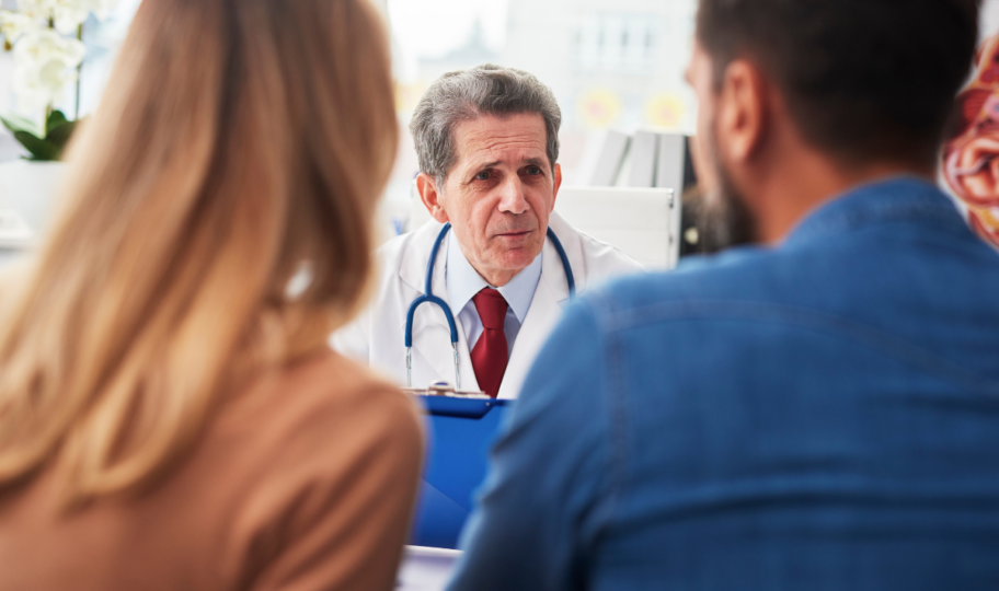 liječnik vodi ozbiljan razgovor o spolnom zdravlju