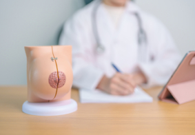 model dojke za stolom i lliječnica u pozadini